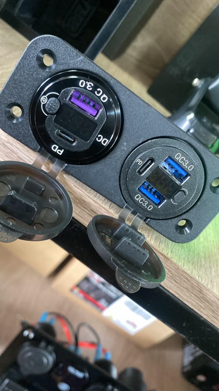 Conector doble 3 USB + 2 tipo C con pantalla