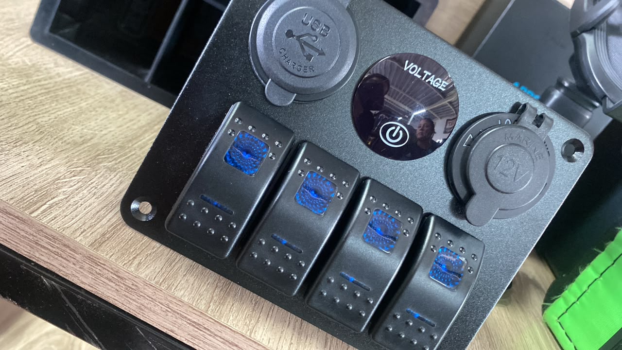 Panel switch 4 posiciones (voltímetro/cigarrera/USB)